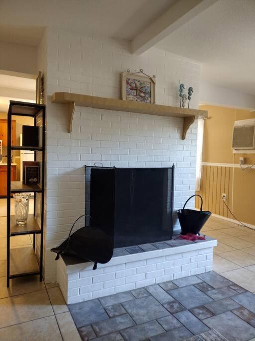 Cozy Vintage Waterfront Home With Fireplace And Kayaks Spring Hill Ngoại thất bức ảnh