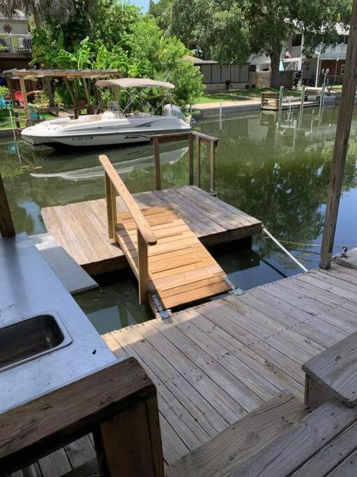 Cozy Vintage Waterfront Home With Fireplace And Kayaks Spring Hill Ngoại thất bức ảnh