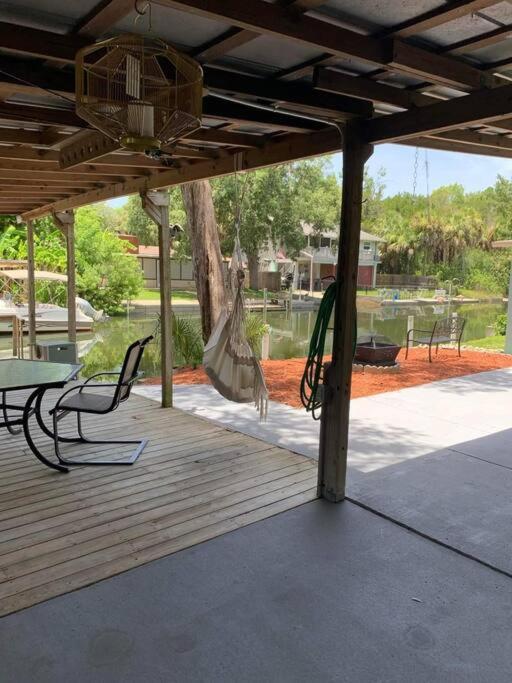 Cozy Vintage Waterfront Home With Fireplace And Kayaks Spring Hill Ngoại thất bức ảnh