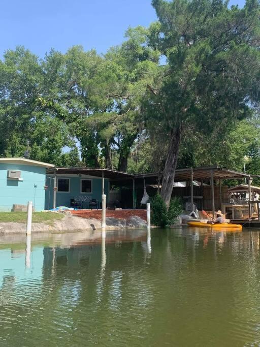 Cozy Vintage Waterfront Home With Fireplace And Kayaks Spring Hill Ngoại thất bức ảnh